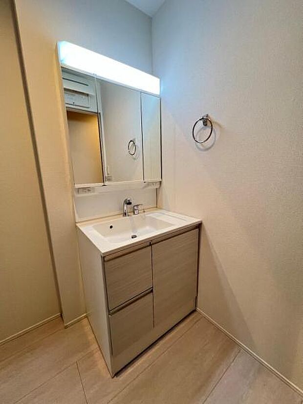 洗面化粧台です。朝の身支度から1日が始まります。