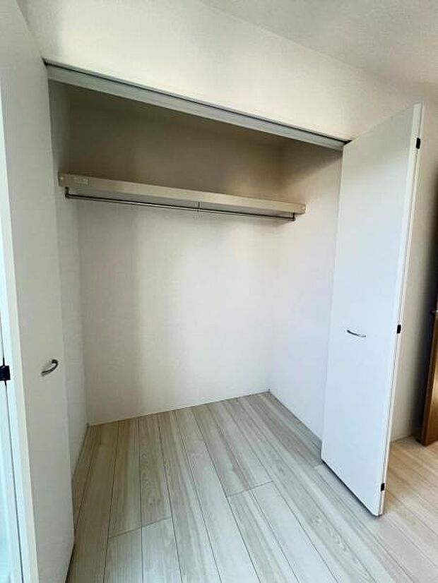 いつでもお部屋をスッキリお使い頂ける収納スペースを設置。