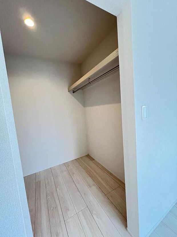 ウォークインクローゼットがあり収納スペースも豊富。季節物もスッキリ片付きそうです。