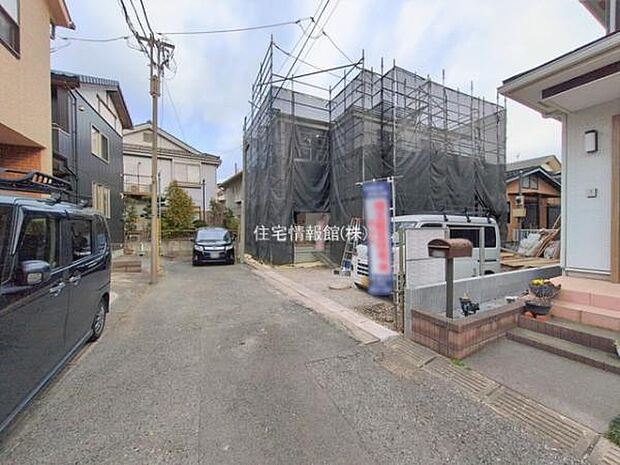 前面道路を含めた現地写真です。