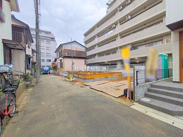 前面道路を含めた現地写真です。