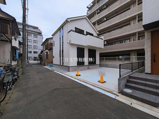 前面道路を含めた現地写真です。