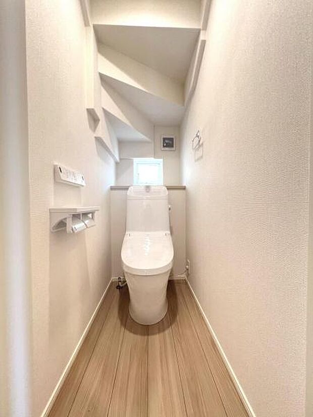 シャワー洗浄機能付のトイレは、清潔感が印象的な空間ですね。