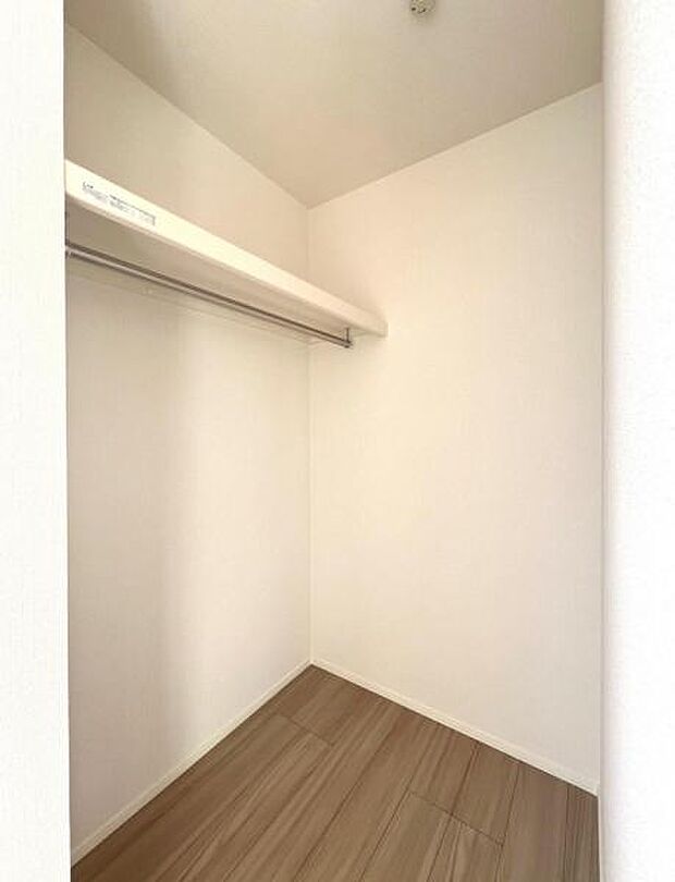 ウォークインクローゼットがあり収納スペースも豊富。季節物もスッキリ片付きそうです。