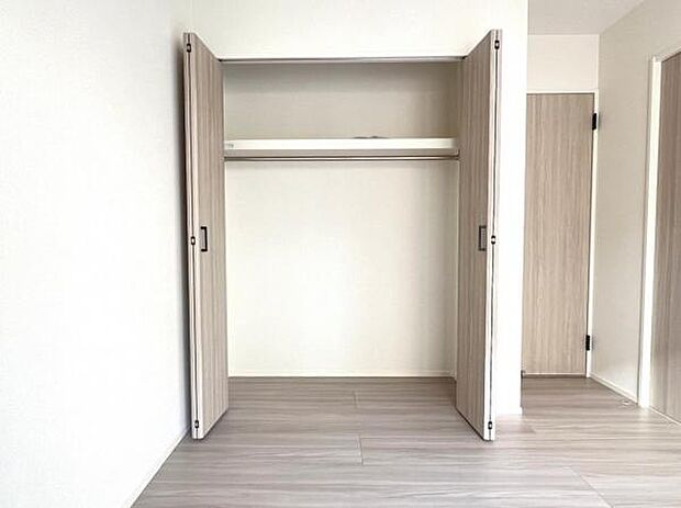 いつでもお部屋をスッキリお使い頂ける収納スペースを設置。