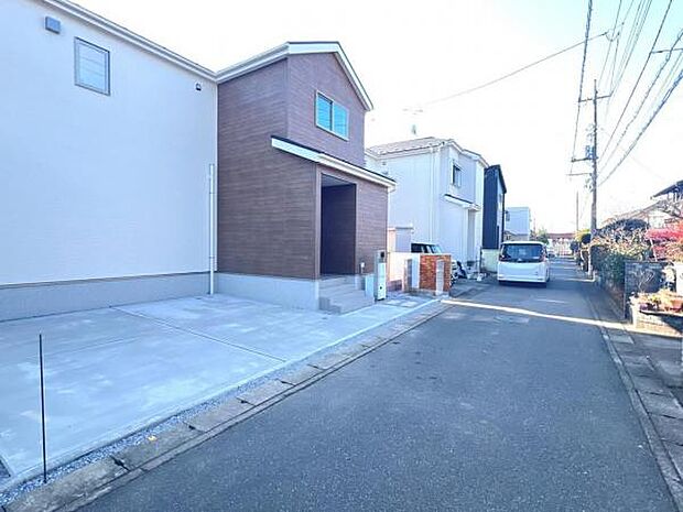 前面道路を含めた現地写真です。