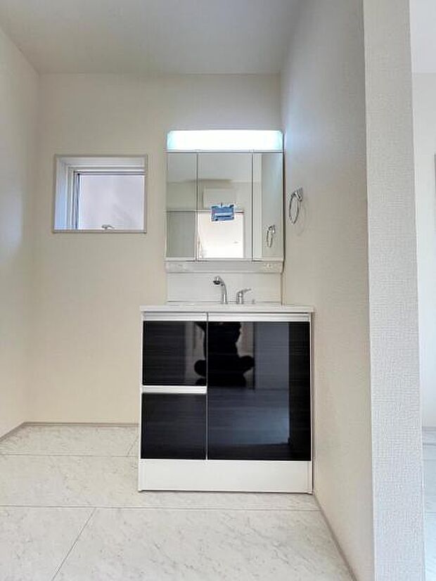 洗面化粧台です。朝の身支度から1日が始まります。