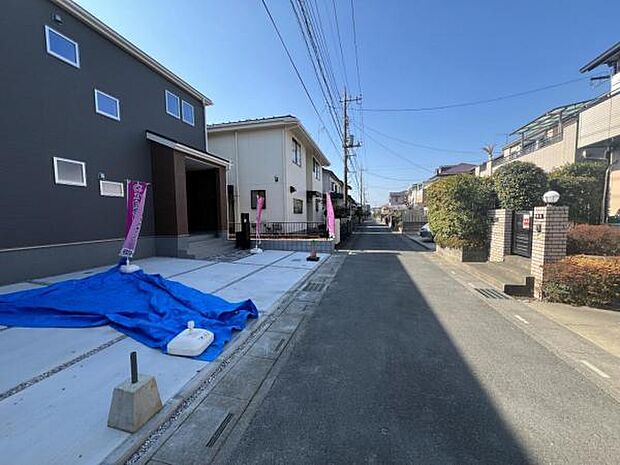 前面道路を含めた現地写真です。