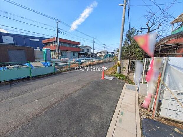 前面道路を含めた現地写真です。