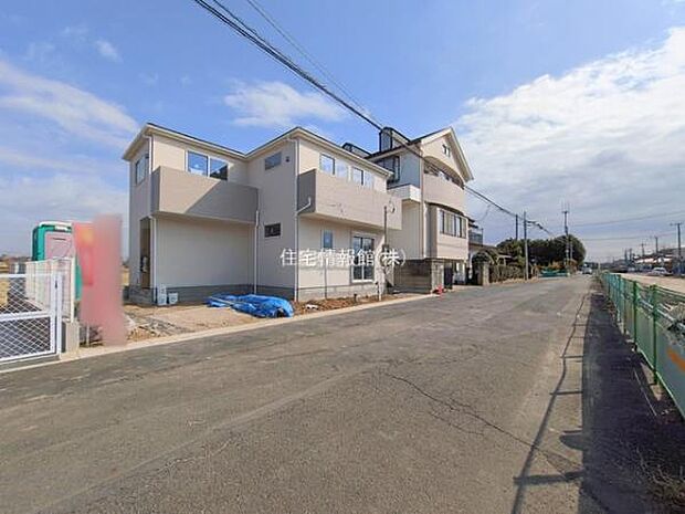 前面道路を含めた現地写真です。