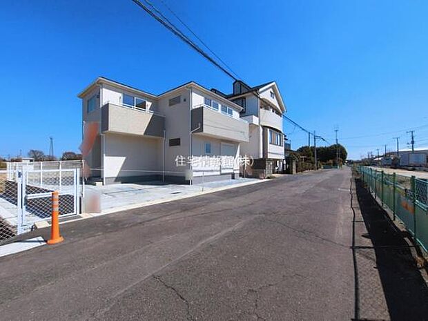 前面道路を含めた現地写真です。