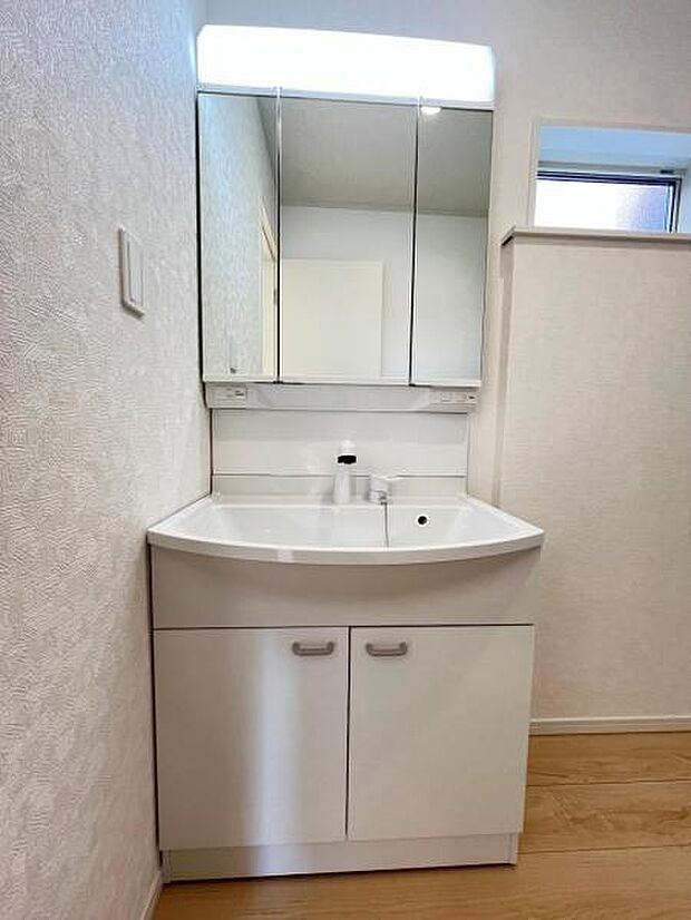 洗面化粧台です。朝の身支度から1日が始まります。