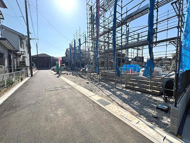 前面道路を含めた現地写真です。