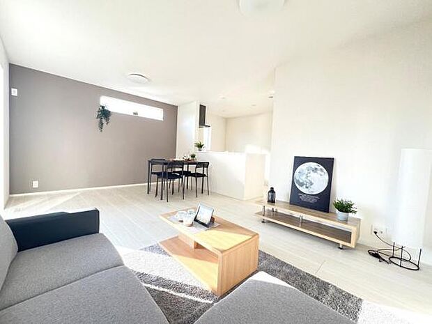 家族団らんの場所としてゆったりと居心地の良いリビングです。