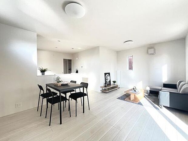 お食事中もキッチンと会話が楽しめるダイニングスペース。