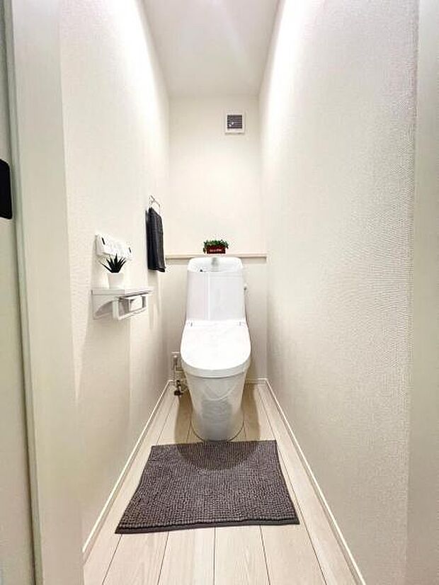 シャワー洗浄機能付のトイレは、清潔感が印象的な空間ですね。