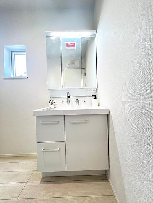 洗面化粧台です。朝の身支度から1日が始まります。