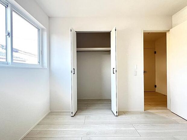 いつでもお部屋をスッキリお使い頂ける収納スペースを設置。