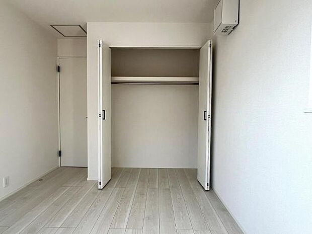 いつでもお部屋をスッキリお使い頂ける収納スペースを設置。