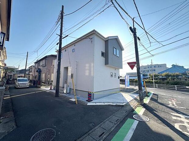 前面道路を含めた現地写真です。