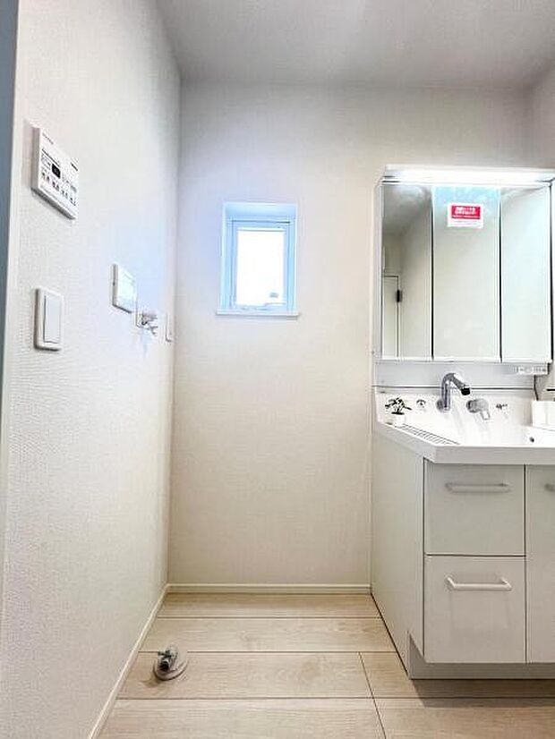 独立洗面台の横にはランドリースペースがございます。