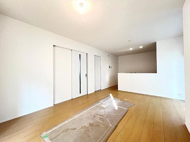 お食事中もキッチンと会話が楽しめるダイニングスペース。