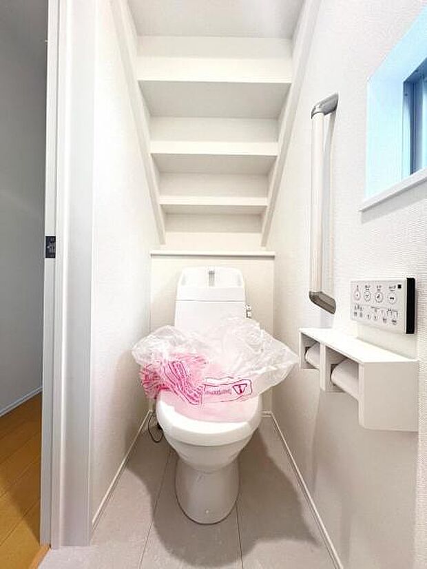 シャワー洗浄機能付のトイレは、清潔感が印象的な空間ですね。