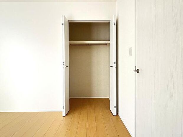 中の物を確認しやすく、取り出しやすい収納スペース。お部屋を広々とお使いいただけます。