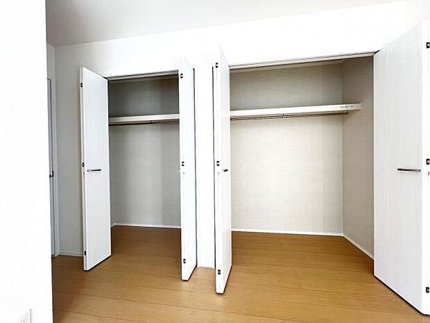 枕棚とハンガーパイプの付いたクローゼットです。