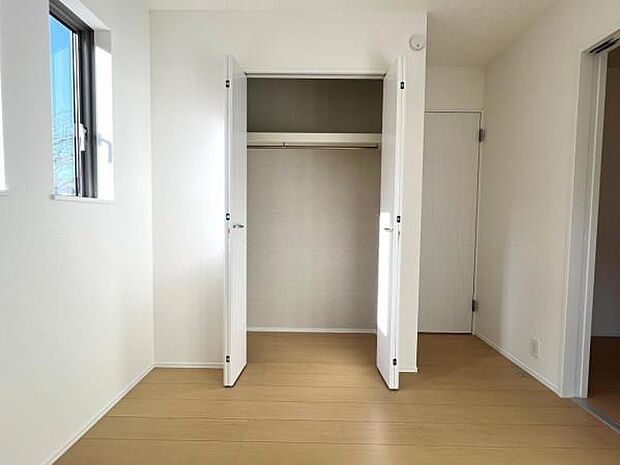 いつでもお部屋をスッキリお使い頂ける収納スペースを設置。