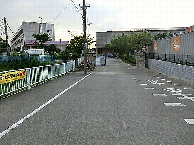 春日部市立武里中学校まで約780m(徒歩10分)