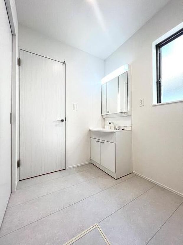 快適で清潔感がある脱衣スペースです。