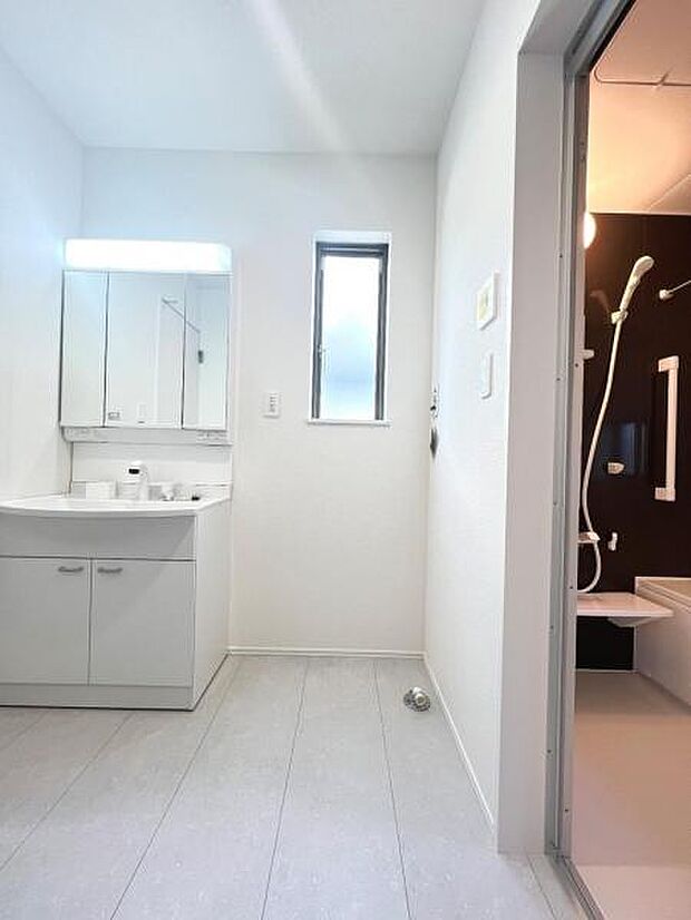 独立洗面台の横にはランドリースペースがございます。