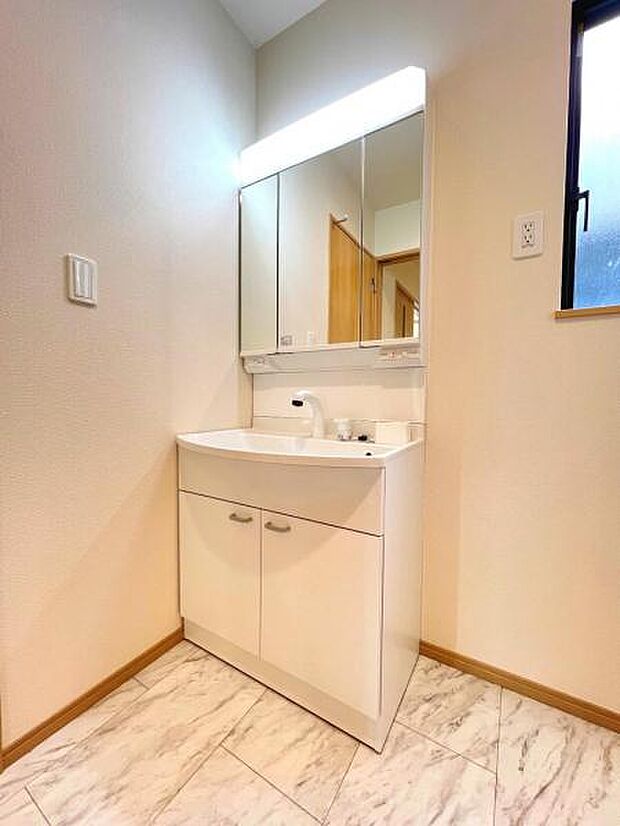 洗面化粧台です。朝の身支度から1日が始まります。