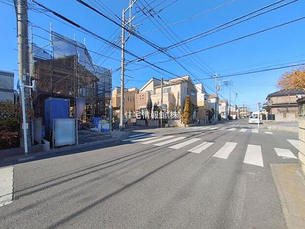 前面道路を含めた現地写真です。