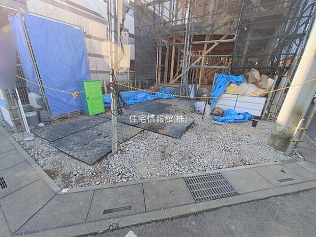 前面道路を含めた現地写真です。