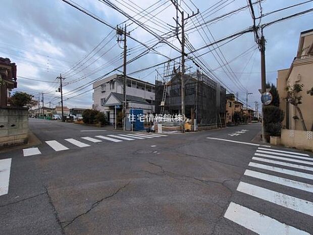 前面道路を含めた現地写真です。