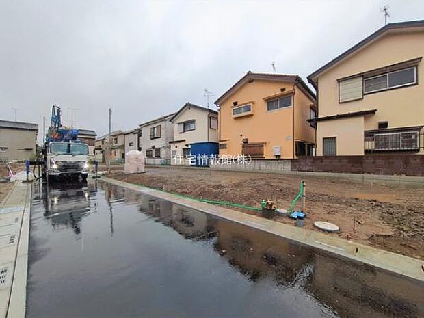 前面道路を含めた現地写真です。