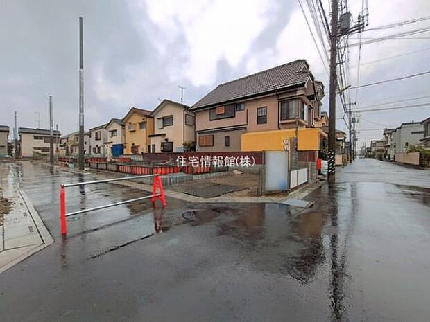 前面道路を含めた現地写真です。