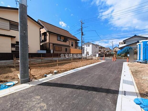 前面道路を含めた現地写真です。