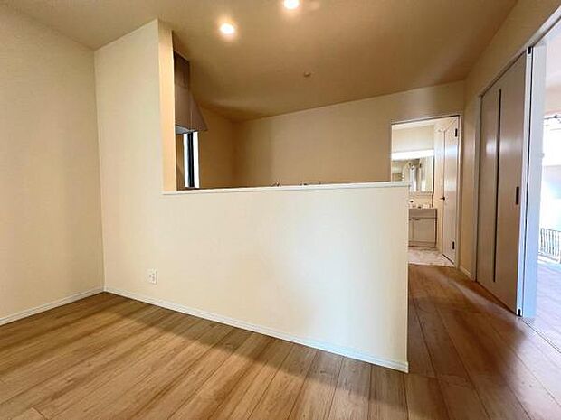 お食事中もキッチンと会話が楽しめるダイニングスペース。