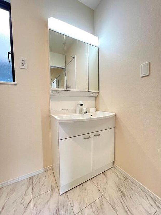 洗面化粧台です。朝の身支度から1日が始まります。