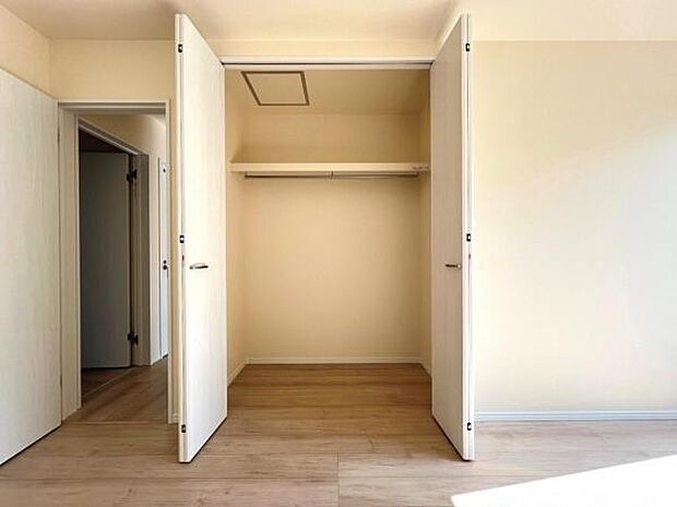 いつでもお部屋をスッキリお使い頂ける収納スペースを設置。