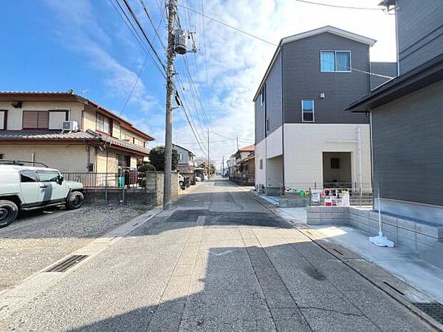 前面道路を含めた現地写真です。