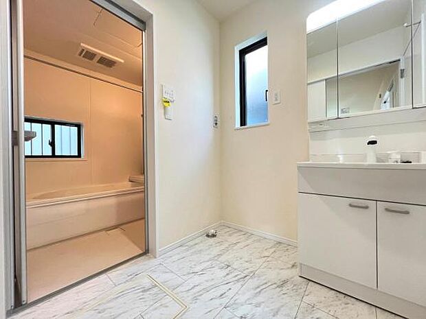 お天気を気にせずお洗濯ができ、室内干し可能です。