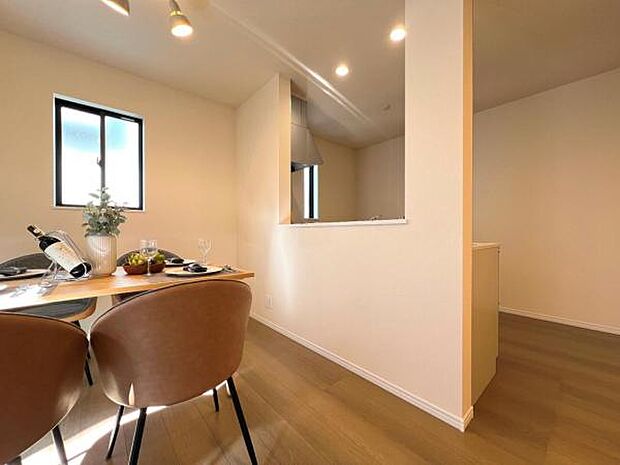 お食事中もキッチンと会話が楽しめるダイニングスペース。