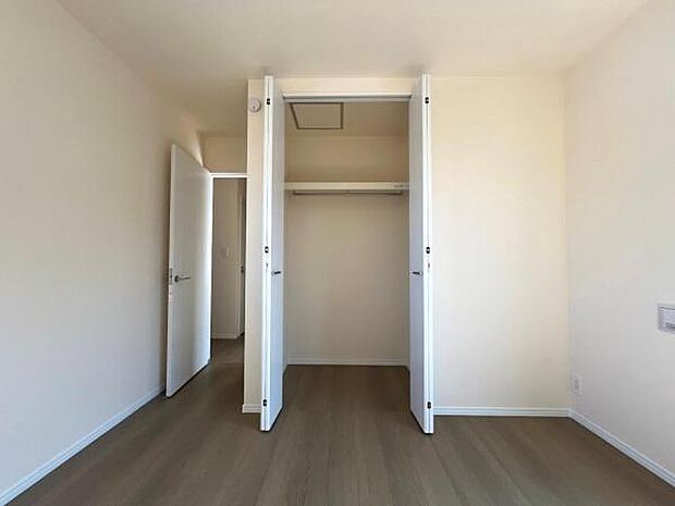 いつでもお部屋をスッキリお使い頂ける収納スペースを設置。