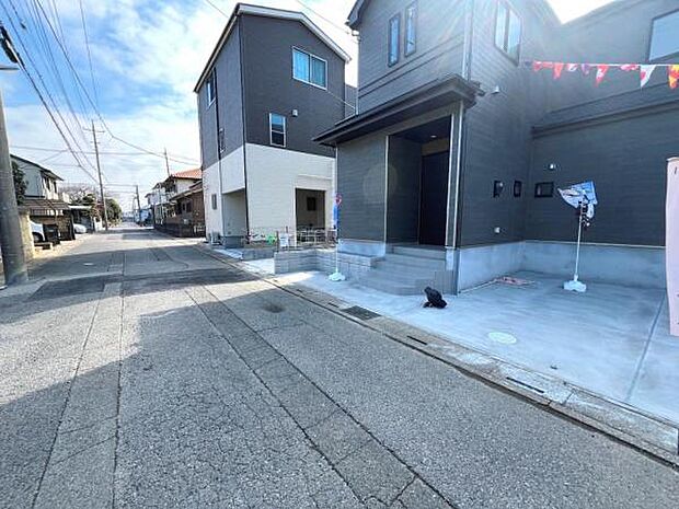 前面道路を含めた現地写真です。