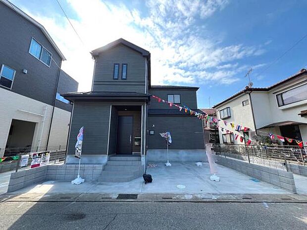 駐車場ももちろん完備しておりますのでお車所有の方にも心強いです。