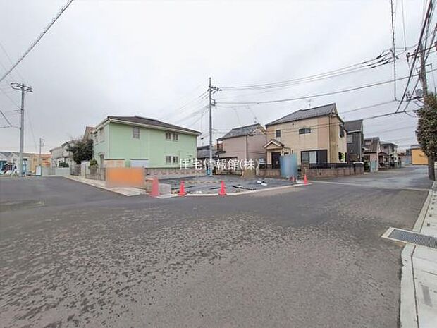 前面道路を含めた現地写真です。